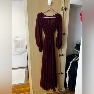 Long maroon dress w. Slits and a tie around the waist